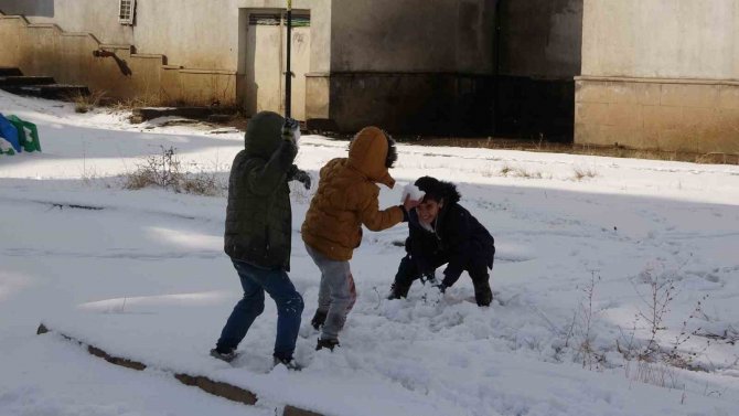 Çocuklar Kartopu Oynayıp, Poşet Ve Kızaklarla Kaydı