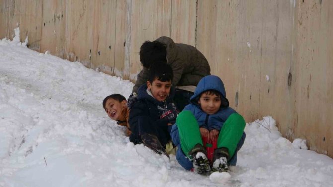 Çocuklar Kartopu Oynayıp, Poşet Ve Kızaklarla Kaydı