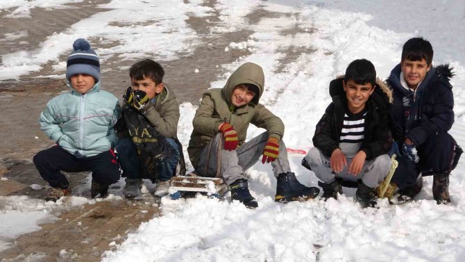 Çocuklar Kartopu Oynayıp, Poşet Ve Kızaklarla Kaydı