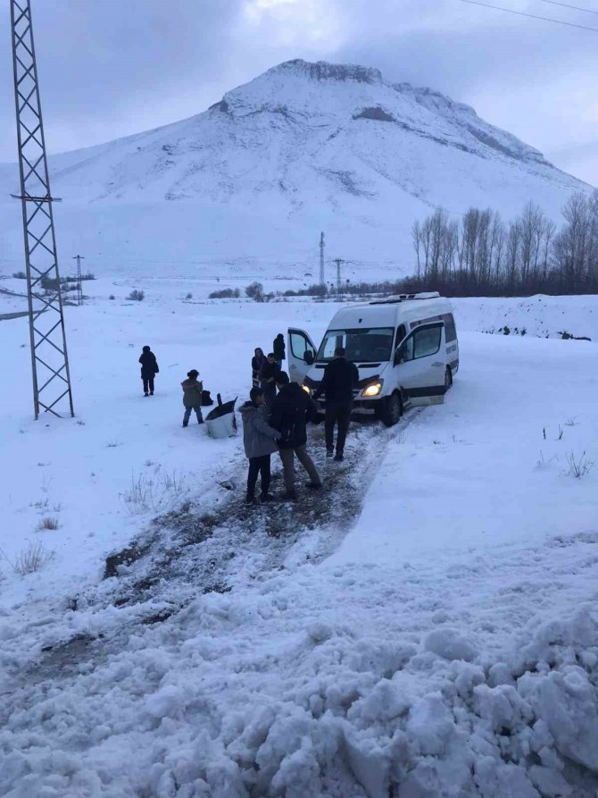 Yoldan Çıkan Minibüs Savruldu, Facianın Eşiğinden Dönüldü