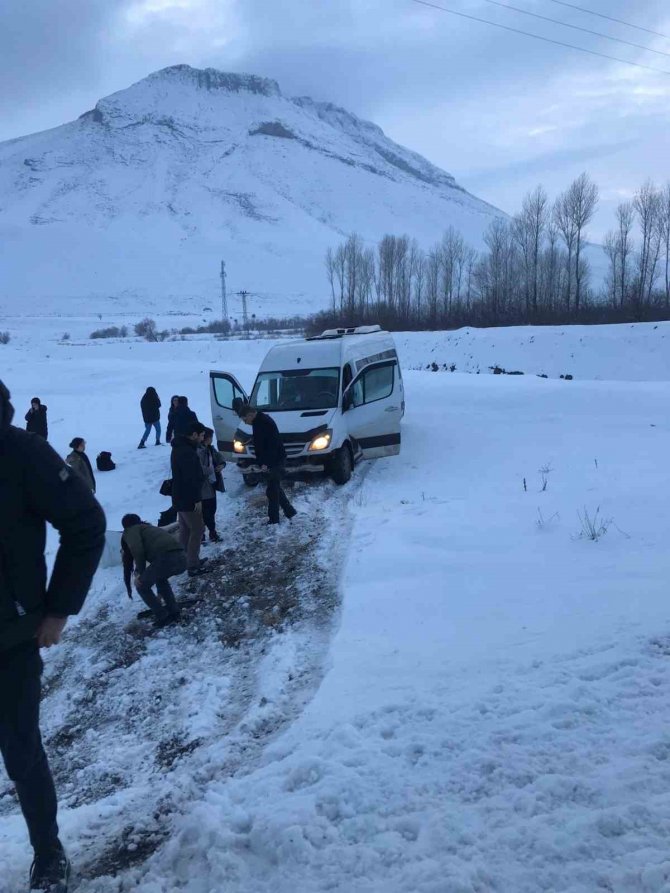 Yoldan Çıkan Minibüs Savruldu, Facianın Eşiğinden Dönüldü