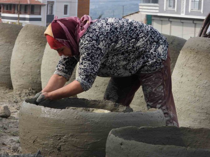 Ekmeğini ’Çamurdan’ Çıkarıyor