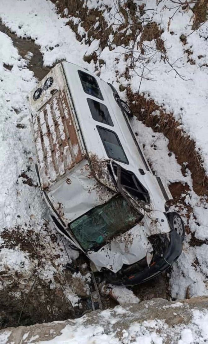Hizanda Trafik Kazası: 3 Yaralı