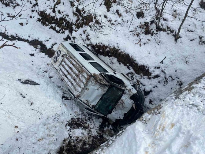 Hizanda Trafik Kazası: 3 Yaralı