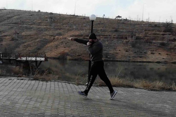 Profesyonel Kick Boksçu Dursun: "Türkiye’nin Gücünü Bir Kez Daha Göstereceğim"