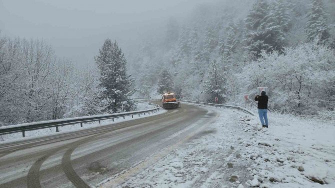Karabük-bartın Karayolunda Kar Yağışı Etkili Oluyor
