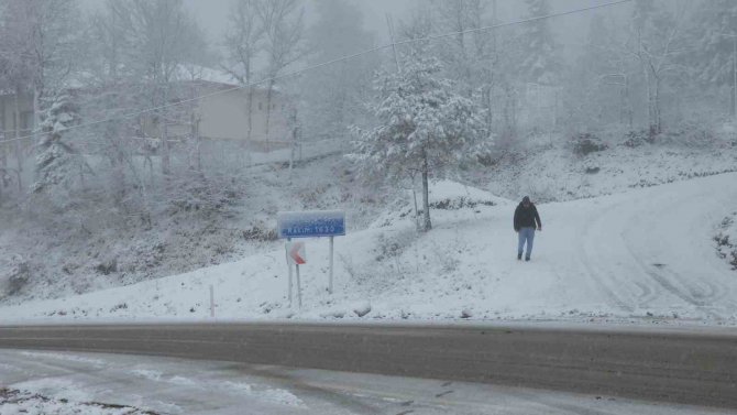 Karabük-bartın Karayolunda Kar Yağışı Etkili Oluyor