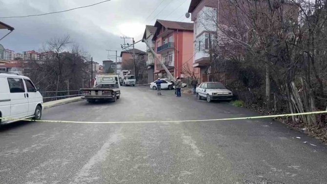 Ehliyetsiz Sürücü Önce Yayaya Sonra Direğe Çarptı: 2 Yaralı