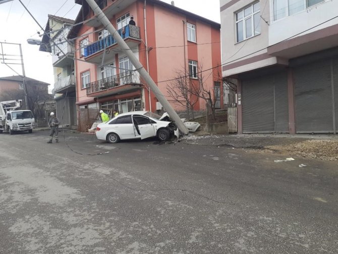 Ehliyetsiz Sürücü Önce Yayaya Sonra Direğe Çarptı: 2 Yaralı