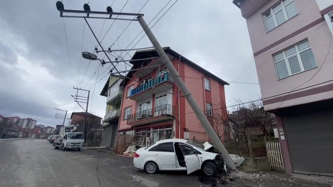 Ehliyetsiz Sürücü Önce Yayaya Sonra Direğe Çarptı: 2 Yaralı