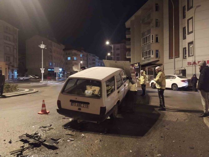 Otomobiller Kavşakta Çarpıştı, 2 Kişi Yaralandı: Kaza Anı Kamerada