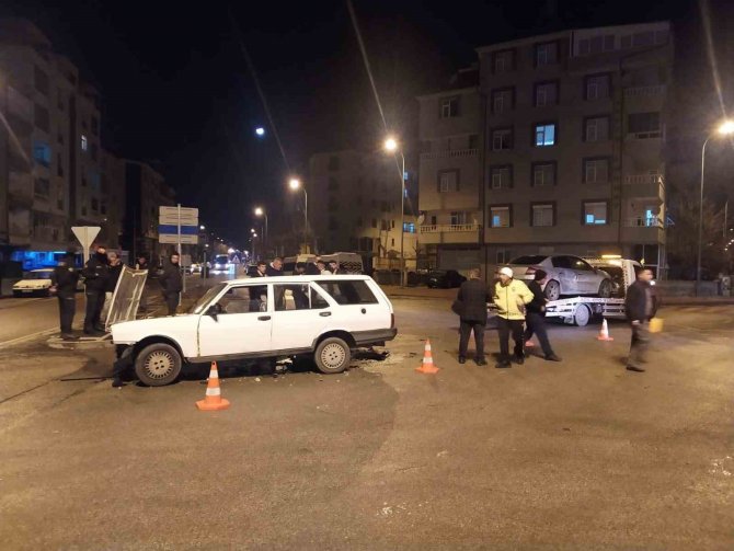 Otomobiller Kavşakta Çarpıştı, 2 Kişi Yaralandı: Kaza Anı Kamerada