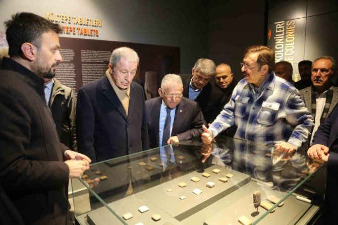 Büyükkılıç, Bakan Akar İle Tarihi Kalede Vatandaşlarla Buluştu