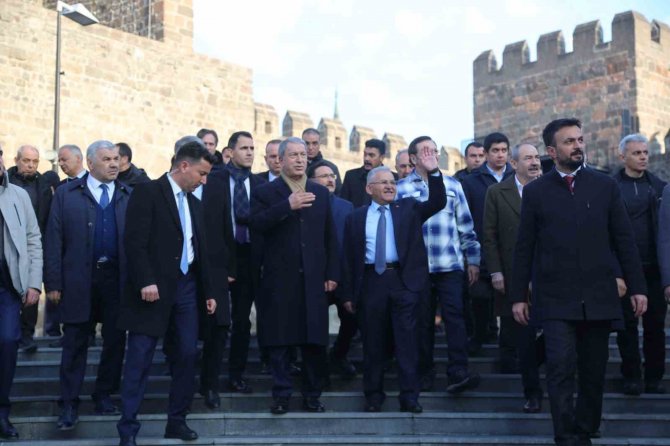 Büyükkılıç, Bakan Akar İle Tarihi Kalede Vatandaşlarla Buluştu