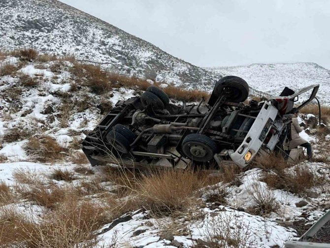 Şarampole Devrilen Kamyonet Hurdaya Döndü: 1 Ağır Yaralı