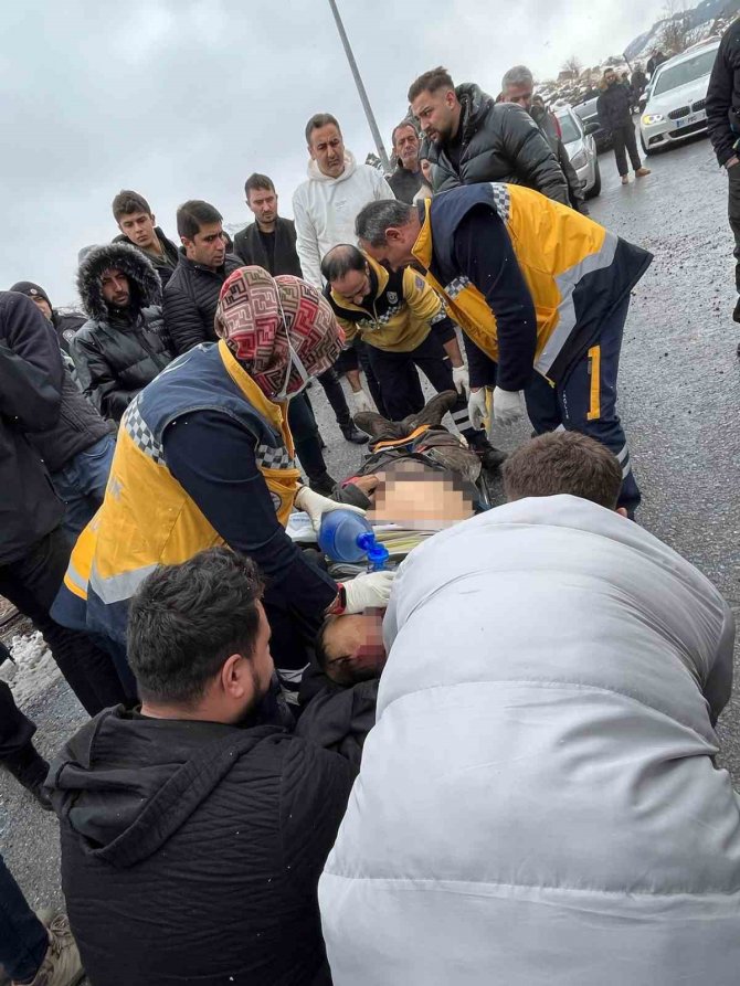 Şarampole Devrilen Kamyonet Hurdaya Döndü: 1 Ağır Yaralı