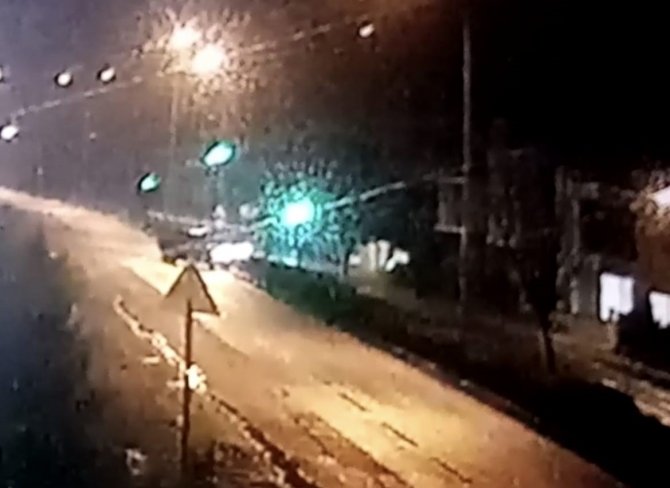 Direğe Çarpan Araç İkiye Katlandı: O Anlar Kamerada