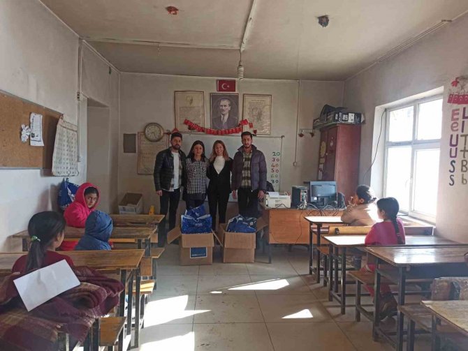Çocukları Sevindirmek İçin Köy Köy Geziyorlar