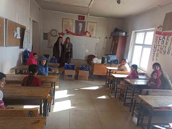 Çocukları Sevindirmek İçin Köy Köy Geziyorlar