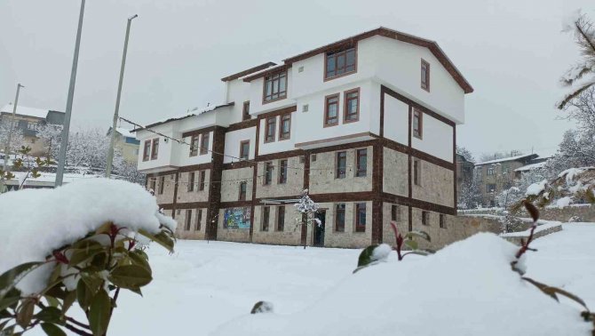 Arapgir Beyaza Büründü