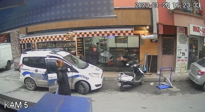 İ̇stanbulda Bıçaklı Eski Eş Dehşeti Kamerada: Kadını Ölümden Montu Kurtardı