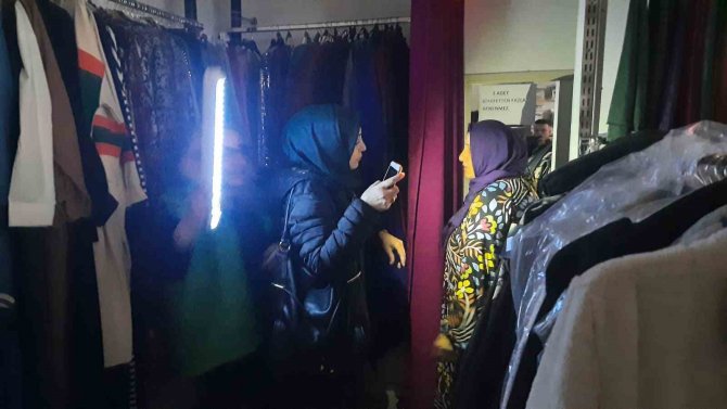 Şişli’de İlginç Görüntü: Müşteriler Zifiri Karanlıkta Fenerle Alışveriş Yapıyor