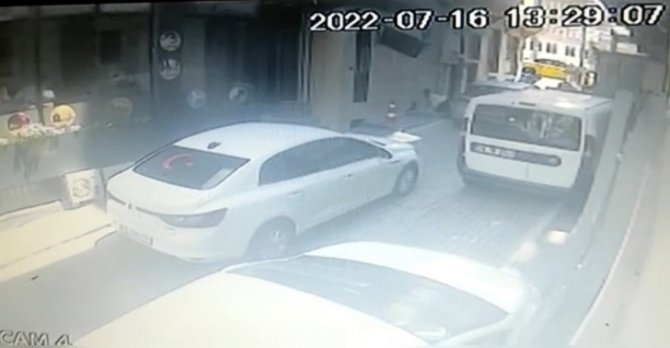 İ̇stanbulda Kadına Kapkaç Anları Kamerada: Şahsı Kovalarken Yere Düştü