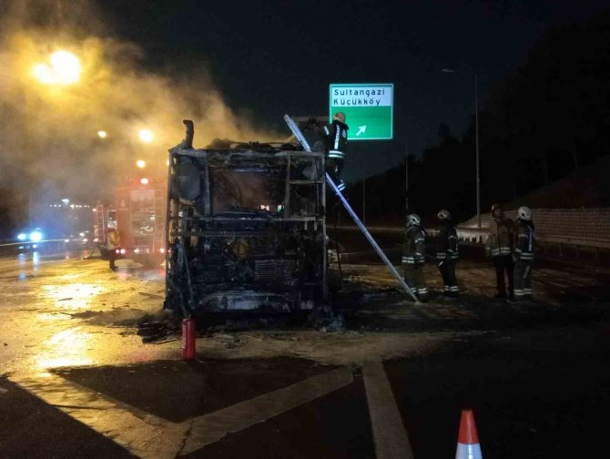 Tem Otoyolunda Alev Alev Yanan İ̇ett Otobüsünde Patlamalar Meydana Geldi