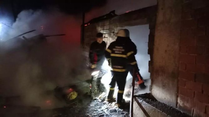 Ahırda Çıkan Yangında 90 Keçi Telef Oldu