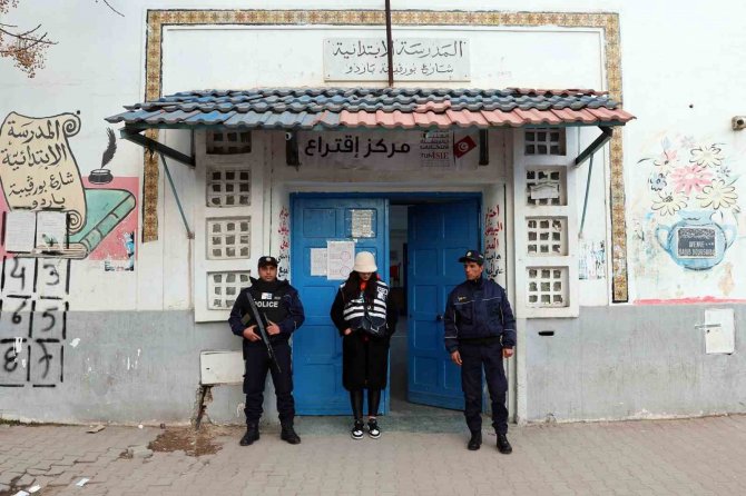 Tunus’ta Halk Parlamento Seçimlerinin 2’nci Turunda Sandık Başında