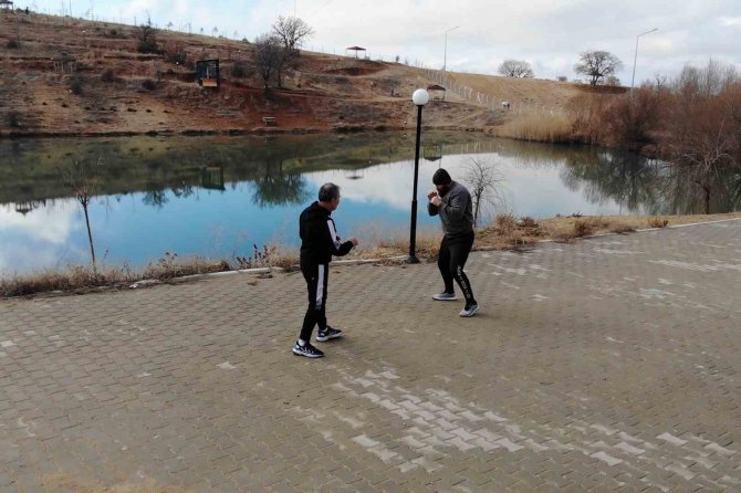 Profesyonel Kick Boksçu Dursun: "Türkiye’nin Gücünü Bir Kez Daha Göstereceğim"