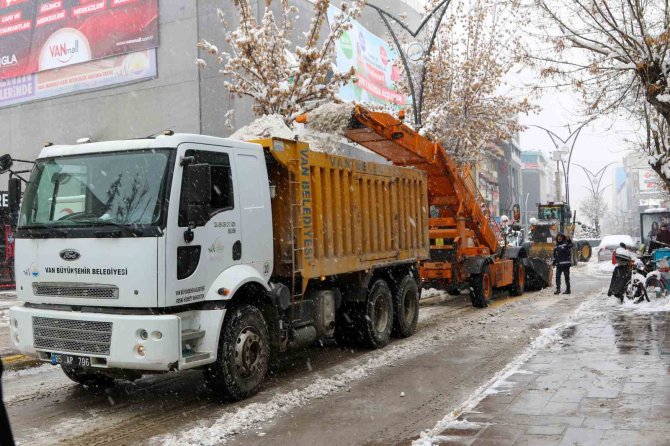 Van Büyükşehir Belediyesinden Karla Mücadele Seferberliği