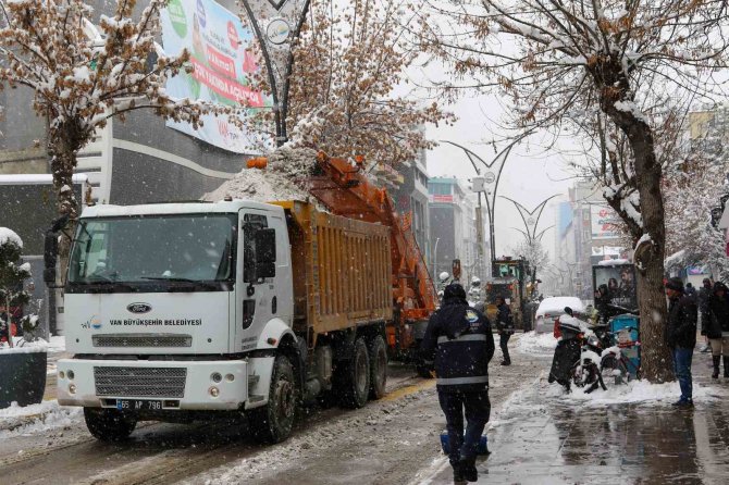 Van Büyükşehir Belediyesinden Karla Mücadele Seferberliği