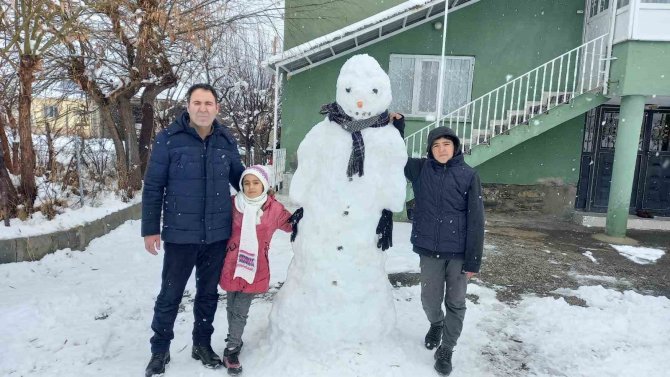 Kar Yağışını Fırsat Bilen Çocuklar Kardan Adam Yapıp Kartopu Oynadı