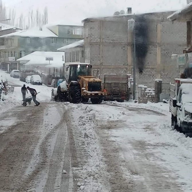 Bahçesaray Belediyesi Ekiplerinin Kar Mesaisi