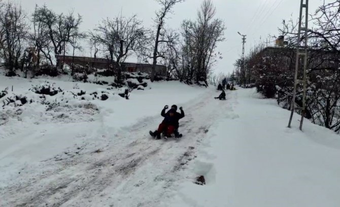 Kızaklarla Kayan Çocuklar Karın Keyfini Çıkardı