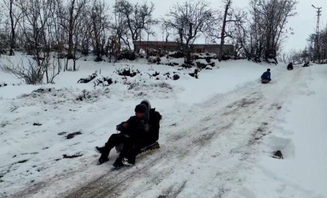 Kızaklarla Kayan Çocuklar Karın Keyfini Çıkardı
