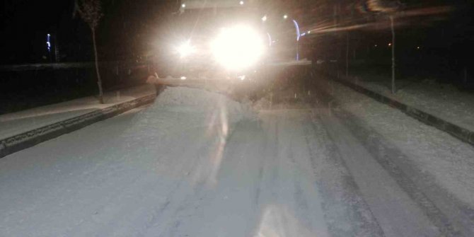 Gürpınar Belediyesi Karla Mücadele Çalışmasını Aralıksız Sürdürüyor