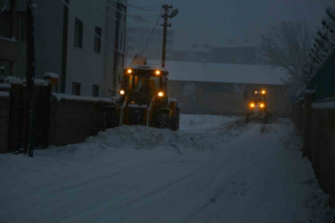 Tuşba Belediyesinden Karla Mücadele Çalışması