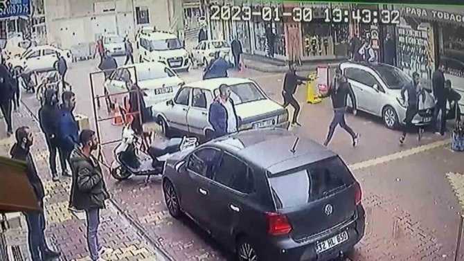 Cadde Ortasında Kavga Ettiği Şahıslara Kurşun Yağdırdı