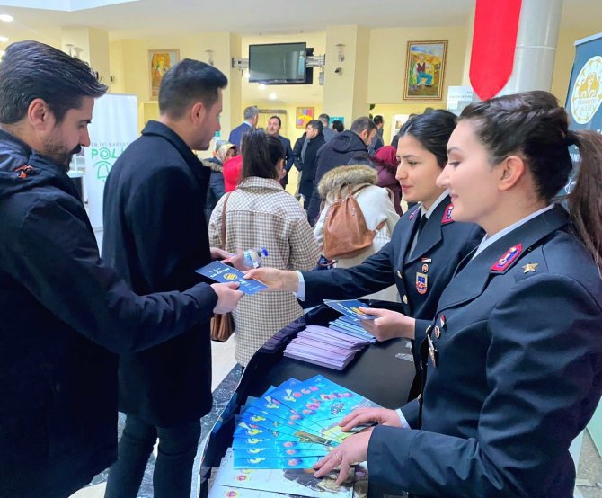Jandarma, "Kadına El Kalkamaz" Standı İle Bilgilendirdi
