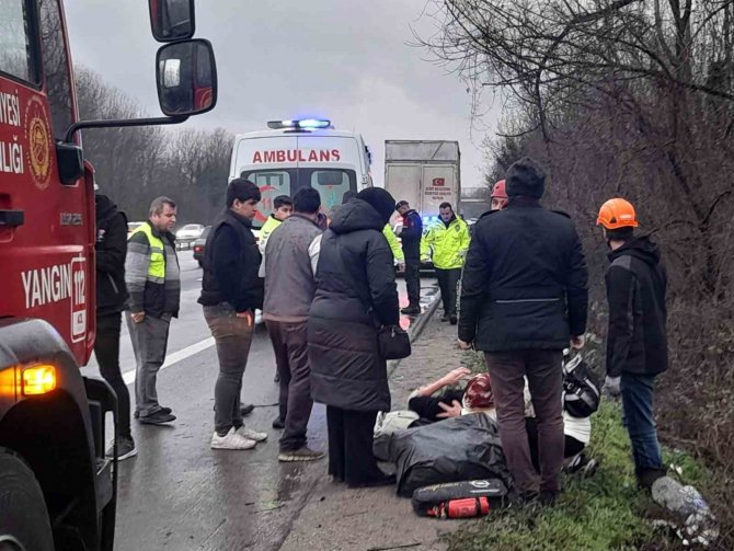 Otoyolda Otomobil Şarampole Yuvarlandı: 3 Yaralı