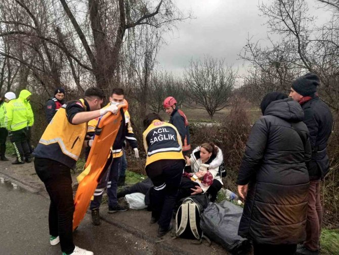 Otoyolda Otomobil Şarampole Yuvarlandı: 3 Yaralı