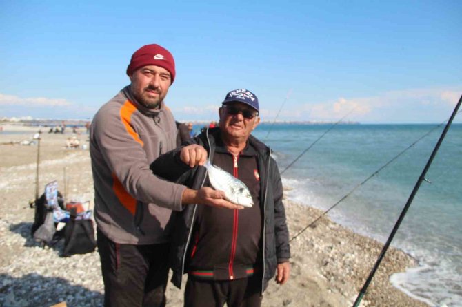 Antalya’da Fırtına Balık Üretim Çiftliğini Vurdu, Oltasını Alan Sahile Koştu
