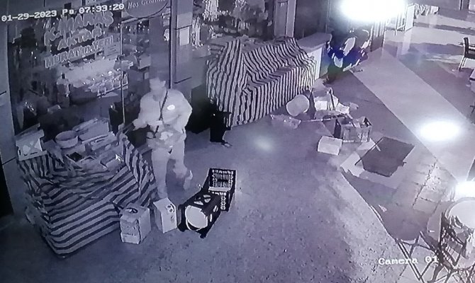 İ̇şyerlerinin Kapı Tokmaklarını Kırdı, Baharat Tezgahını Dağıttı