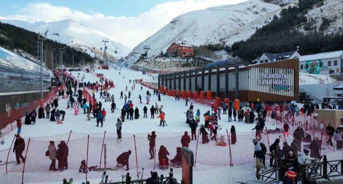 Palandöken Kayak Merkezi Tatilcilerin Akınına Uğruyor
