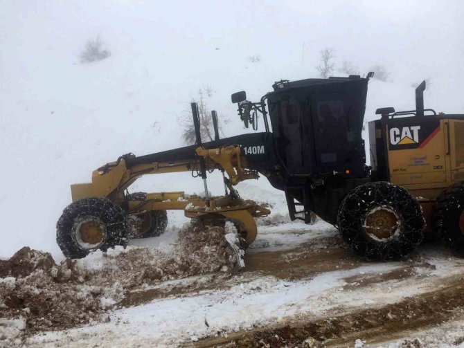 Batman’da Kar Nedeniyle Kapanan Köy Yollarında Çalışmaları Devam Ediyor