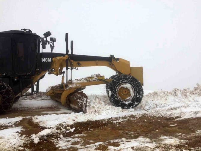 Batman’da Kar Nedeniyle Kapanan Köy Yollarında Çalışmaları Devam Ediyor