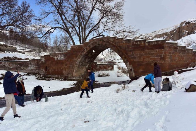 Batman’dan Gelip Bitlis’te Karın Sefasını Sürdüler