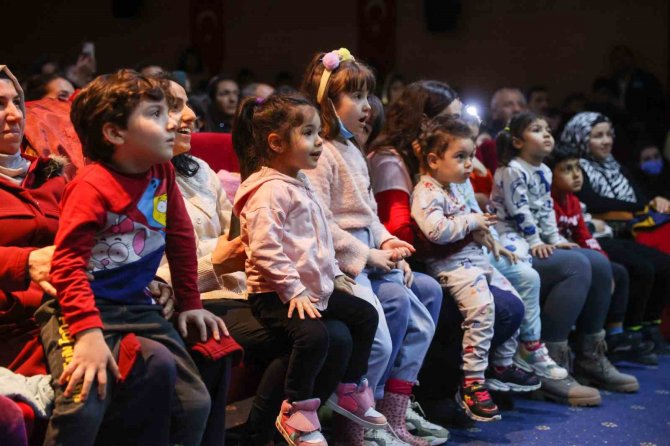 Bucalı Miniklere Tiyatro Şöleni